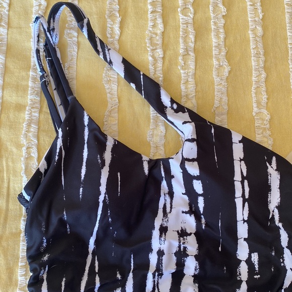Trendy One Shoulder Crossover Bathing Suit ☀️ NWT - Picture 2 of 9